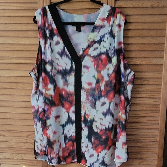 Lane Bryant Sleeveless Black Red Floral Abstract Print V-neck Blouse Size 28 - Picture 1 of 8